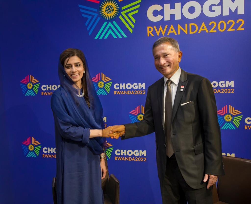 ForeignOfficePk's tweet photo. MOS @HinaRKhar met with Foreign Minister @VivianBala of Singapore at #CHOGM2022; discussed regional and global developments as well as prospects of furthering strengthening Pakistan-ASEAN economic linkages. 

📍 @PakinSingapore 

🇵🇰🤝🇸🇬 https://t.co/iWlOYdcKji