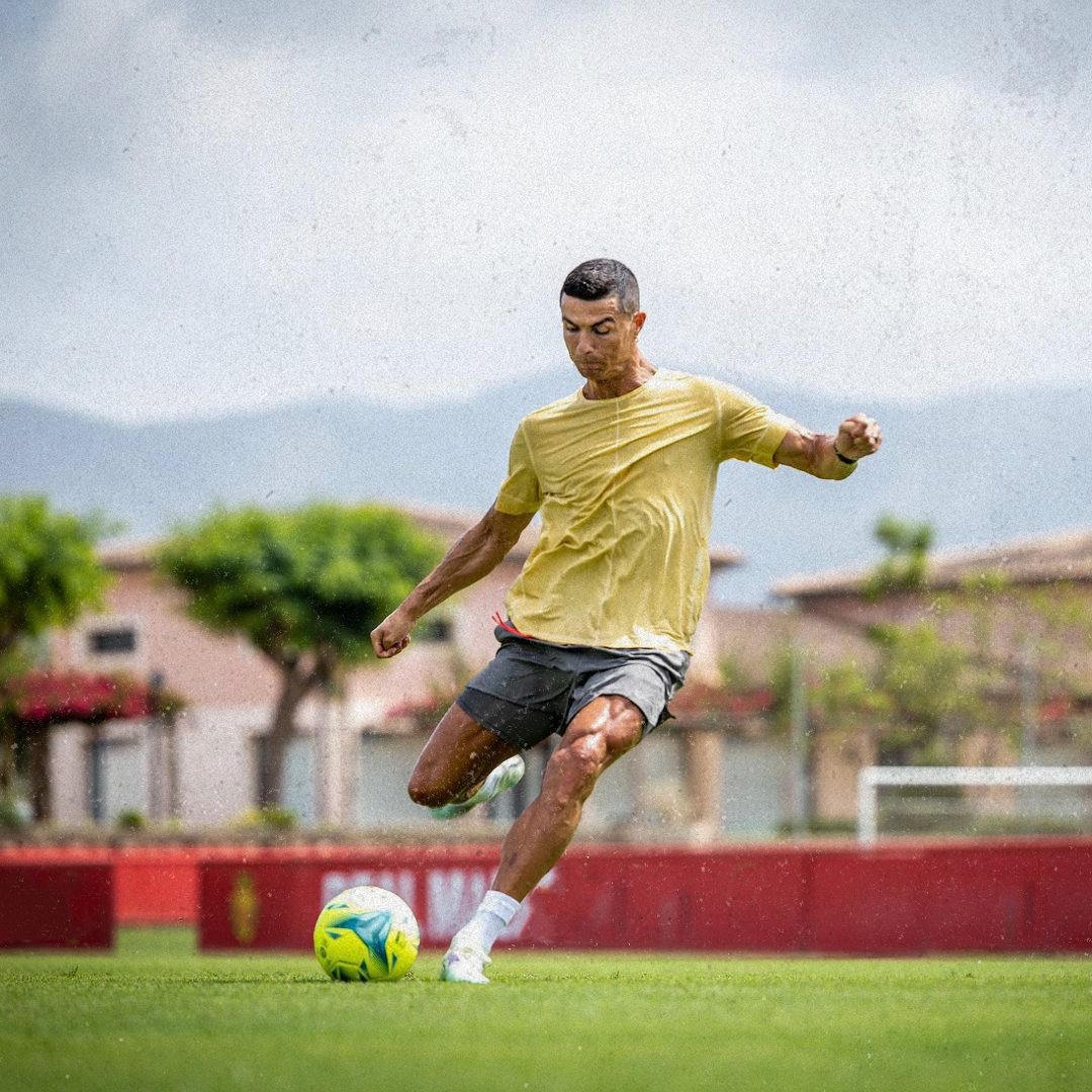 ManUtd's tweet photo. Shooting practice is 🔛

🎯 @Cristiano 

#MUFC https://t.co/GGJu9zBfel