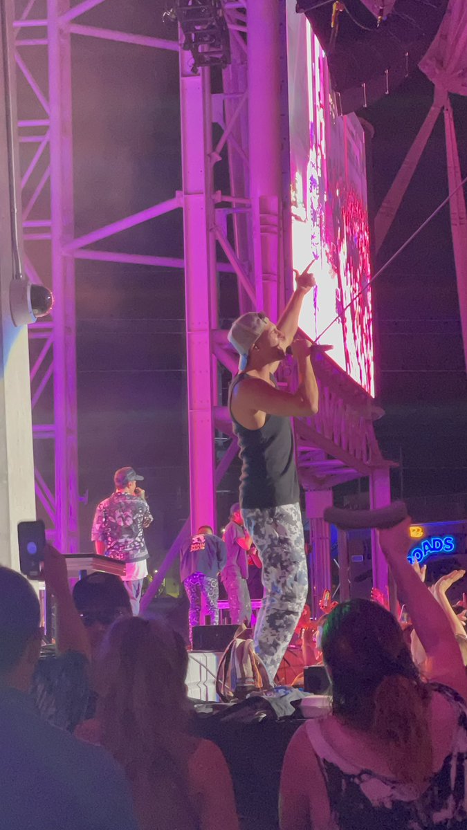 takenknj's tweet photo. I absolutely love these men, the only time I feel true joy is at a btr concert 🥰☺️💖🌸💋 #bigtimerushforever https://t.co/eoyBpUraVT