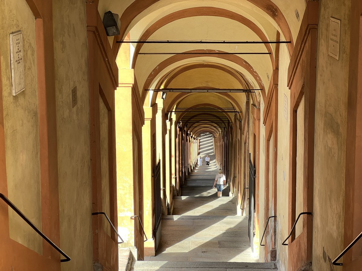 Dal centro di #Bologna il @SanLucaExpress ti porta fino al Santuario di San Luca, oppure puoi percorrere i 3796 metri del portico più lungo del mondo. Questo è conosciuto come il Cammino di San Luca, pellegrinaggio fino al santuario mariano.
#BloginBO #ad #EmiliaRomagna