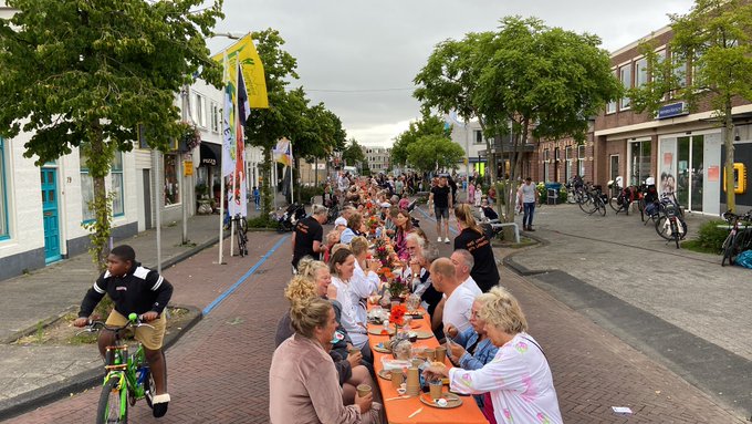 Het #ochtendontbijt in de Dijkstraat als onderdeel van de Honselse Feestweek is druk bezocht. https://t.co/LSQZbxZElY