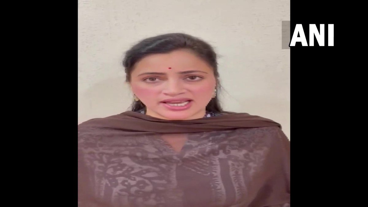 ANI's tweet image. I request Amit Shah to provide security to families of MLAs who are leaving Uddhav Thackeray &amp;amp; making their own decisions, staying connected with Balasaheb&apos;s ideology. Uddhav Thackeray&apos;s goondaism should be ended...I request for President&apos;s Rule in state: Amravati MP Navneet Rana