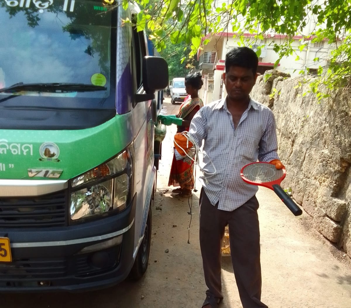 bmcbbsr's tweet photo. E waste &amp; Domestic hazardous waste are being collected today from several areas of the city.

We request all not to throw #ewaste outside &amp; hand it over to the Safa Gadi during collection.

#SwachhaOdishaSusthaOdisha 

@CMO_Odisha @HUDDeptOdisha @SwachhBharatGov https://t.co/6y3bavWP1R