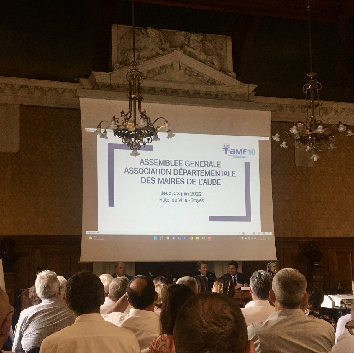 Nicolas_Wolff's tweet photo. 🇫🇷Honoré de participer à l’Assemblée générale de l'#AMF10 présidée par @francoisbaroin
En présence de @davidlisnard , président de @l_amf 

🌳a venir Signature de la charte nationale élagage entre #AMF10  et @Orange https://t.co/fHIY8uMy7w