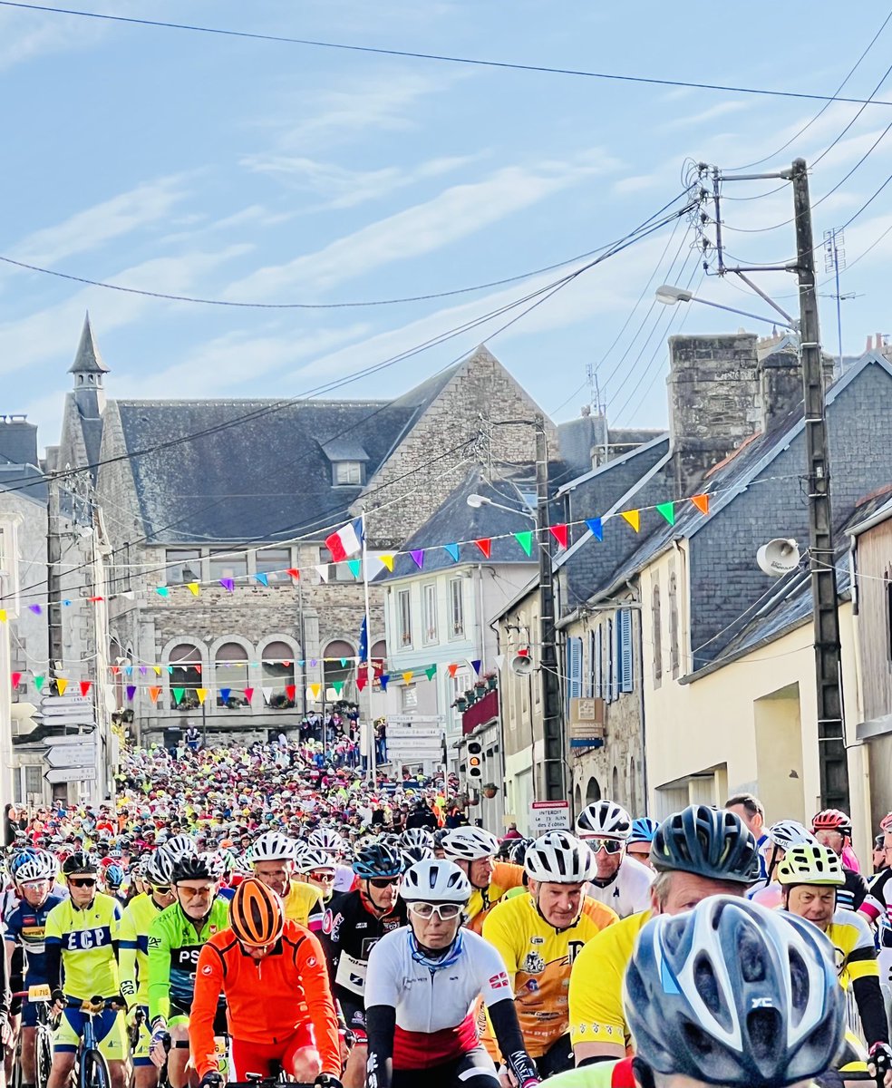 Genevieve_Hery's tweet photo. #now #PLB ⁦@vaincrelamuco⁩ C’est parti ! Nous sommes 5000 🚴🏻‍♀️! #mucoviscidose https://t.co/DyW9cUpDnR