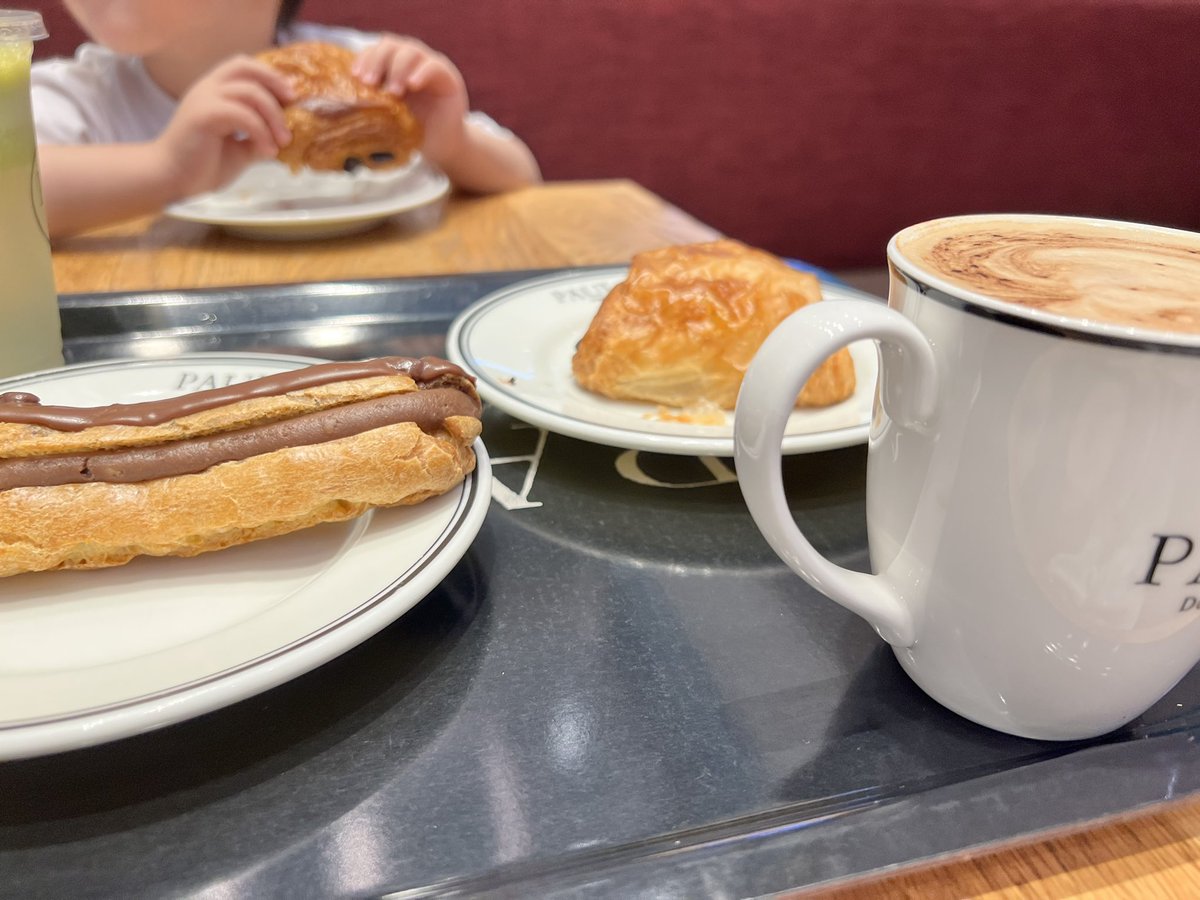 panamama_cha's tweet photo. 調子に乗ってPAULで軽食したら、財布爆発💥するとこだった…
カッフェ高ぇナ🤯給料日まえェェ🫠
そして、食べたいとごねたエクレアを食べない4歳児ィィ。それ1番高いやつぅう https://t.co/F2PSIPDCBZ