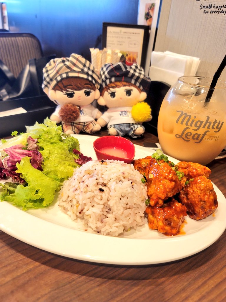 keeptryingakira's tweet photo. ばぁばにお使い出来たので、お楽しみのごはん🍽の時間でーす(˶´ч`˶)
今日はさかい珈琲☕️
ヤンニョムチキンプレート٩( ´ᴗ` )( ´ᴗ` )۶
美味しいね!
ŧ‹”ŧ‹”( ‘ч’ )ŧ‹”ŧ‹”❤
#exodoll #kaidoll #KAI #sehundoll #SEHUN #카이인형 #키이 #세훈인형 #세훈 #ぬい撮り #ぬいと暮らす365日 https://t.co/YnVrtUQYll