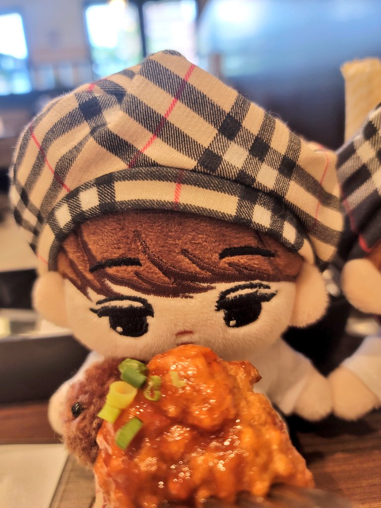 keeptryingakira's tweet photo. ばぁばにお使い出来たので、お楽しみのごはん🍽の時間でーす(˶´ч`˶)
今日はさかい珈琲☕️
ヤンニョムチキンプレート٩( ´ᴗ` )( ´ᴗ` )۶
美味しいね!
ŧ‹”ŧ‹”( ‘ч’ )ŧ‹”ŧ‹”❤
#exodoll #kaidoll #KAI #sehundoll #SEHUN #카이인형 #키이 #세훈인형 #세훈 #ぬい撮り #ぬいと暮らす365日 https://t.co/YnVrtUQYll