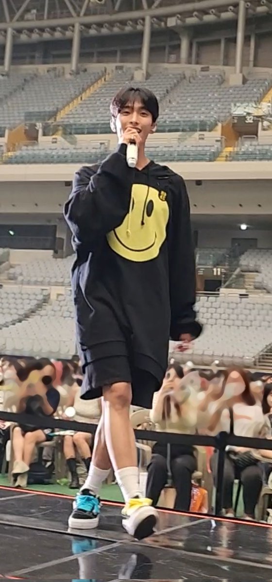 kyeomdaily's tweet photo. the smiley face and the colors of his shoe laces.... he's too cute 😭 https://t.co/mZJGcL1MOe
