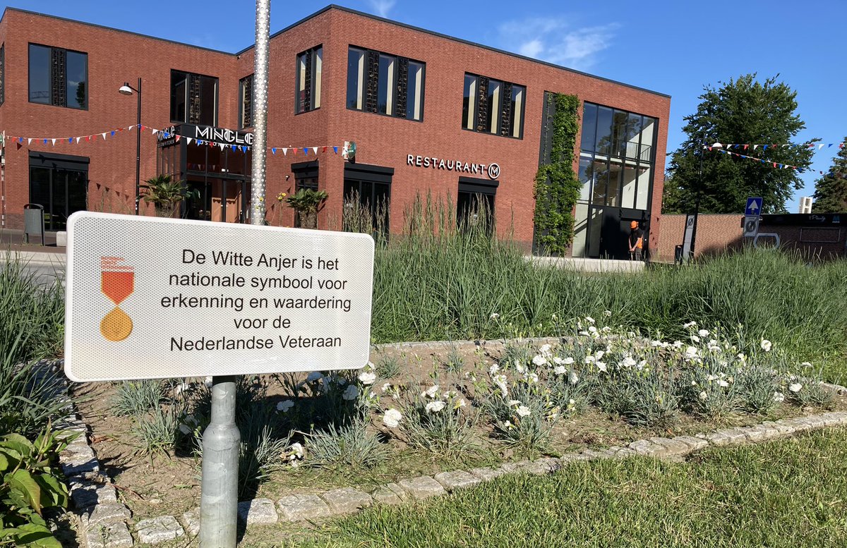 CDADoetinchem's tweet photo. Vandaag is het #Veteranendag! Namens CDA Doetinchem bedanken wij alle veteranen voor hun inzet. #WitteAnjerPerkje #Doetinchem #Wehl #Gaanderen https://t.co/fzSL0P232B