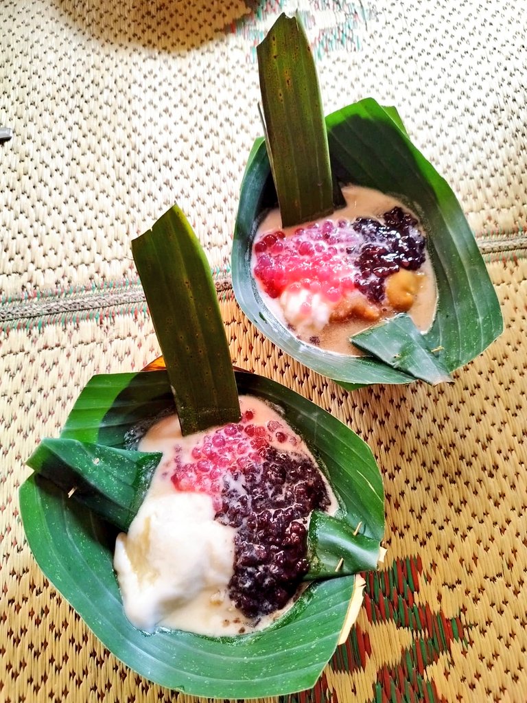 "Mau coba nak?" Sapa Bu Ngatinah ramah seraya menjajakan bubur manis campurnya yang ternyata enak sekali, tidak terlalu manis dan ada aroma smoky, disajikan eco style dengan takir dan suru, 5K saja per porsi.

Di teras RM Ayam Goreng Kampung Mbah Marto Tembel, Sukoharjo Makmur