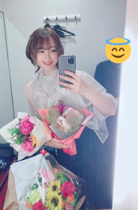 2年越しのお渡し会ありがとうございました！ 再会も、まさかのはじめましても、全てが感動でした😭 みんなに会えるのは幸せだなぁと再確認したし、久しぶりに自分以外の手を握って生を実感するというヤバさ😂  お花も嬉しかった🥰 これから少しずつリアルイベントを再開していくから会いに来てね♡<a href="/tag/%E3%83%8D%E3%82%B3%E8%80%B3"class="tags"><span>#ネコ耳</span></a><a href="/tag/%E4%BE%8B%E3%81%AE%E3%82%BF%E3%83%BC%E3%83%88%E3%83%AB%E3%83%8D%E3%83%83%E3%82%AF"class="tags"><span>#例のタートルネック</span></a><a href="/tag/%E3%82%AC%E3%83%BC%E3%82%BF%E3%83%BC"class="tags"><span>#ガーター</span></a>