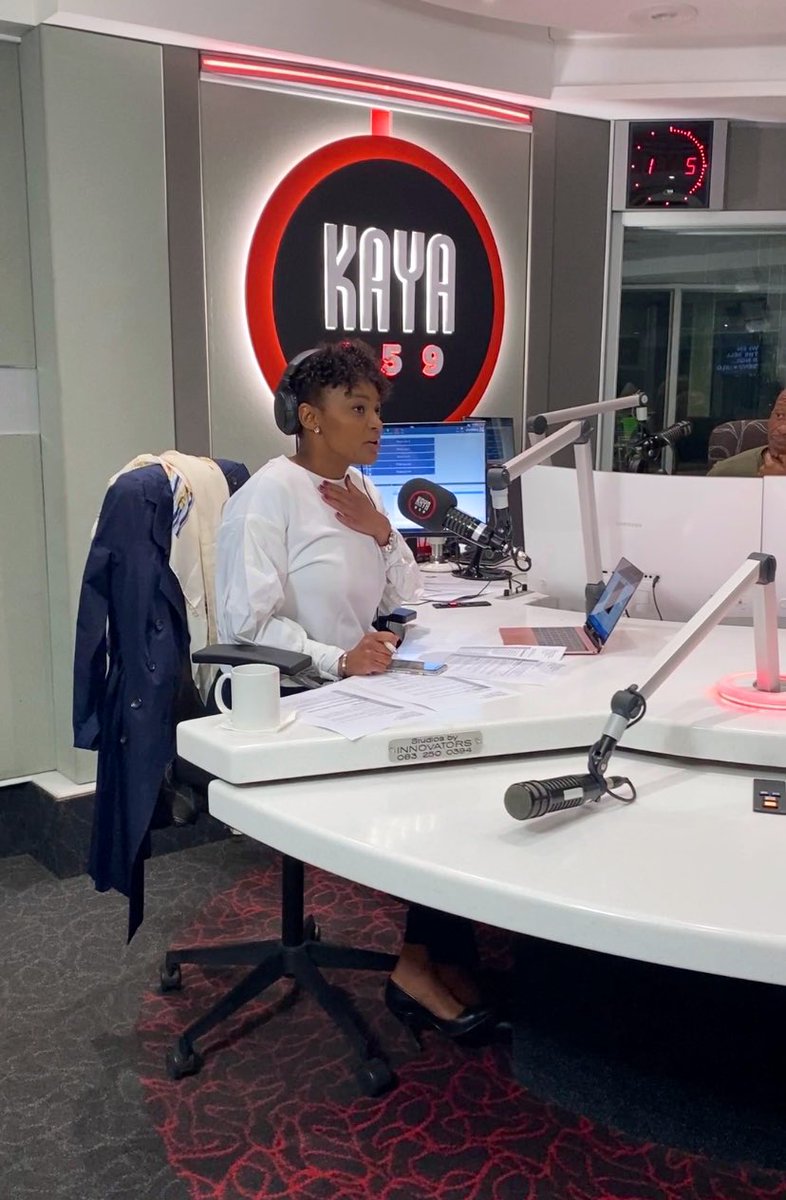 phumeza_shh's tweet photo. Fan’girled happily this week 📻🤗📝 certainly one of the highlights of my week @JulietJoseph_ @gugumfuphi - thank you for being such rays of sunshine 💛

#KayaBiz #momentsintime #broadcasters #workdays #worknights @KayaON959 https://t.co/s8oDnFaCmv