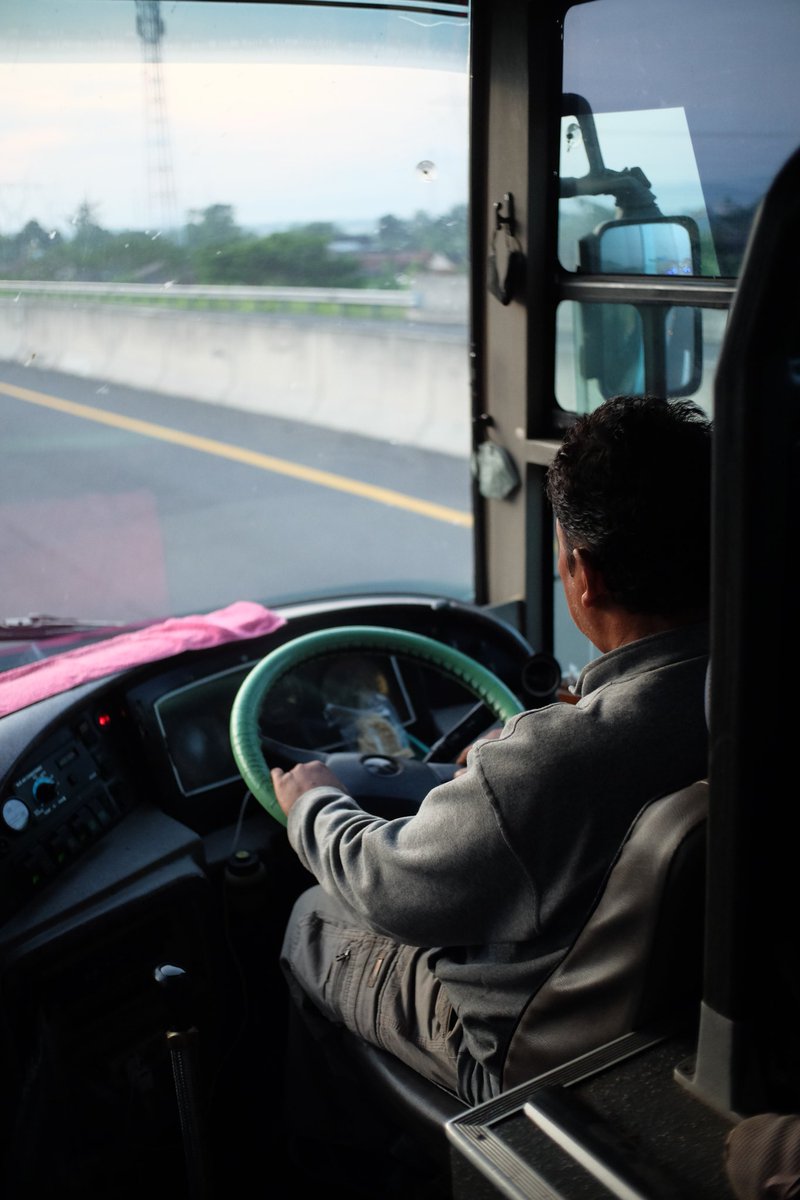 12jam++ bersama rare itemnya Safari Dharma Raya bahkan di Indonesia mungkin. Entah harus bilang puas atau nyesel, soal kemudahan reservasi ya mudah banget wong pake orang dalem, soal layanan agen entah kenapa mungkin karena crowded malah jadi kurang komunikatif