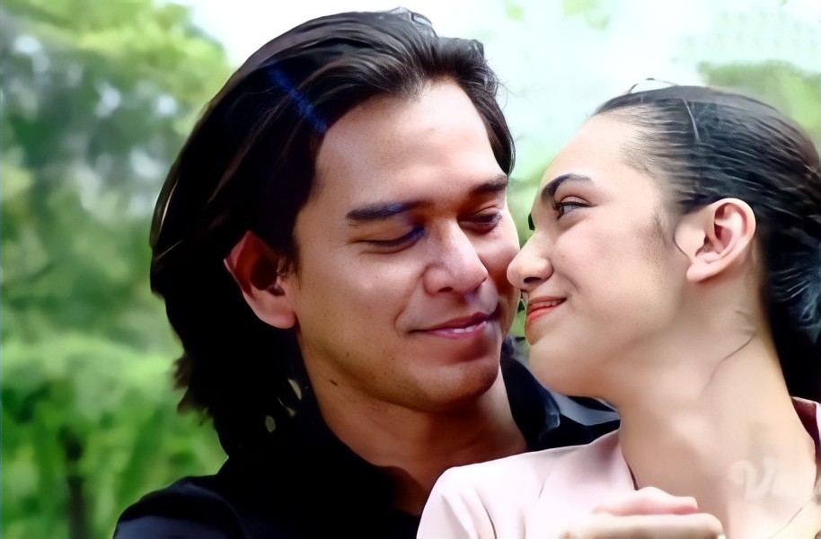 SamudraCinta_'s tweet photo. [Fajar Cornelia on screen]

Aku mau nulis harapan. Harapan kita terus nanti layangan ini akan diterbangkan keatas, dan semoga Tuhan akan mendengarkan harapan kita. - Fajar -

❤🥀

Cc : @sinemart_ph @SCTV  
Cr : Skrinsut [EPS 644]

#FaLia #FajarCornelia #ThrowbackScene #BHSI https://t.co/UbyCfj10sH