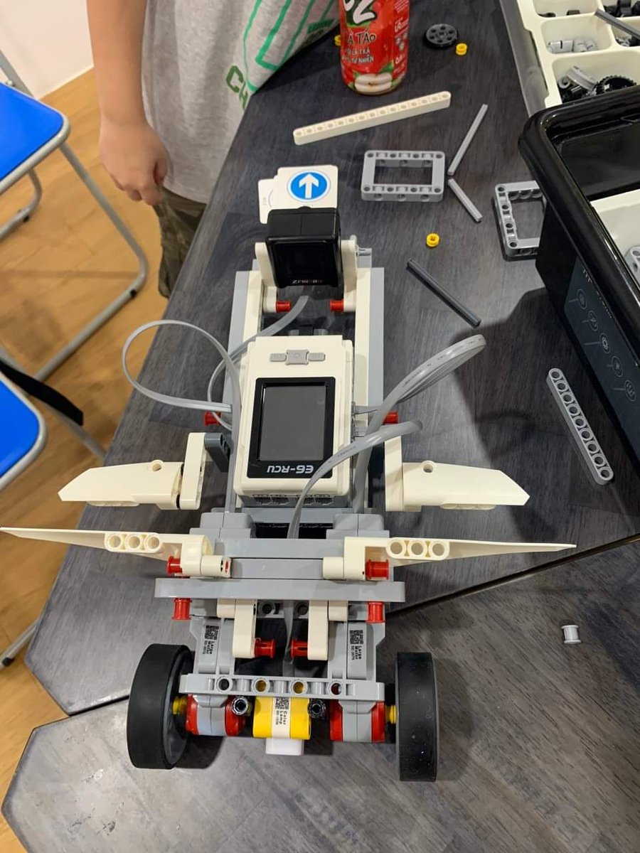 zmrobo1's tweet photo. TODAY I CREATE "AI-F1 Artificial Intelligence Supercar"
#Robotic #STEM #STEMeducation #Coding https://t.co/VAg4dEt4XQ