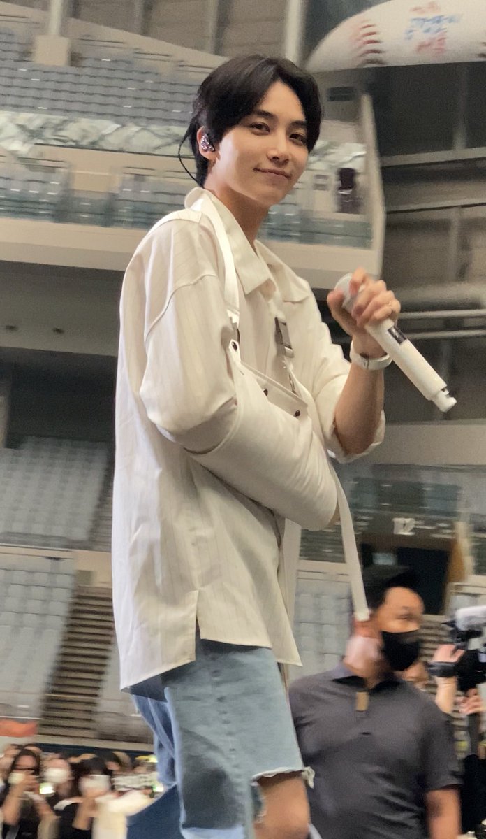 hanniefolder's tweet photo. i can't think of any right words to describe how much i love this man @pledis_17 https://t.co/iCtOIWazsN
