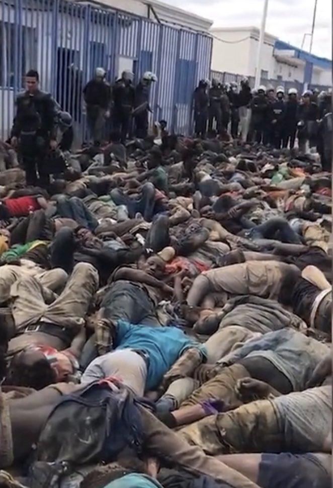 Els mateixos fariseus que s’escandalitzaven i blasmaven el mur de Trump amb Mèxic, ara perpetren i aplaudeixen aquesta salvatjada a la tanca de #Melilla.

Els Drets Humans són universals o no són.

Vergonya, <a href="/PSOE/">PSOE</a> <a href="/socialistes_cat/">Socialistes PSC/❤</a> <a href="/sanchezcastejon/">Pedro Sánchez</a>.