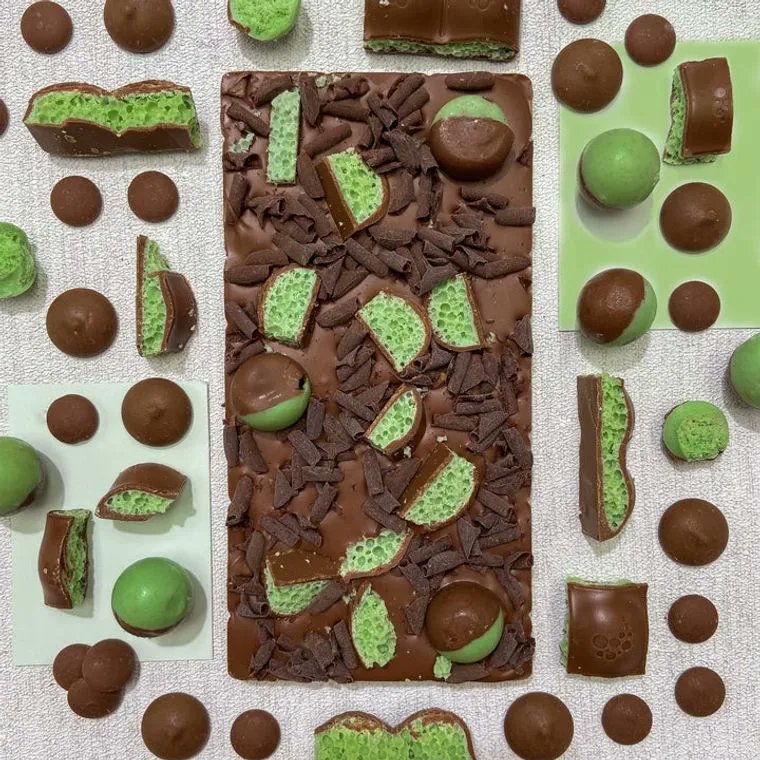 Sugarfinery1's tweet photo. Introducing the latest treat to the team… Kekolo Luxury Handmade Chocolate Bars! 🍫 These chocolate bars are no ordinary bars, they’re packed with the finest Belgian Chocolate and various flavours to make your chocolate cravings satisfied. Shop online with sugarfinery now! ✨ https://t.co/KWj2DAFinh