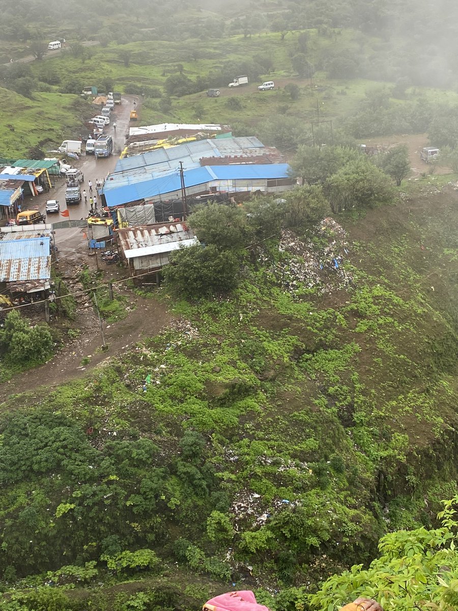 YashPatil_5's tweet photo. सांगायला दुःख वाटतय की आपल्या छत्रपती शिवाजी महाराजांनी आणि त्यांच्या मावळ्यांनी स्वतः च आयुष्य स्वराज्यासाठी,स्वराज्यातील गडकिल्ले यांसाठी व जनतेसाठी समर्पित केले त्याच स्वराज्यातील हा एक किल्ला “विशाळगड” आणि त्याची झालेली ही अतिशय वाईट दुर्दशा.”पावनखिंड” सारख्या मोठ्या लढाईवेळी https://t.co/8Xvqr8xWms