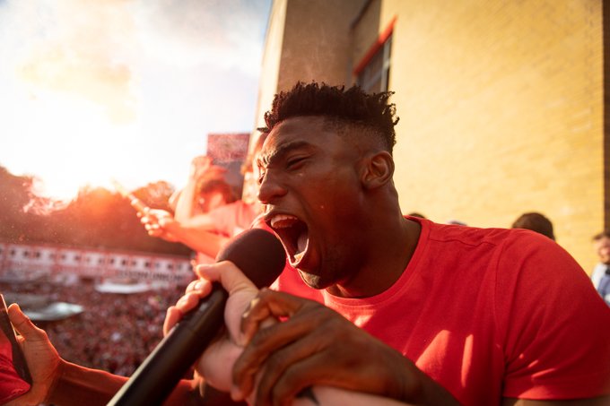 Taiwo Awoniyi leads Union fans in song from the balcony of the Stadion An der Alten Försterei