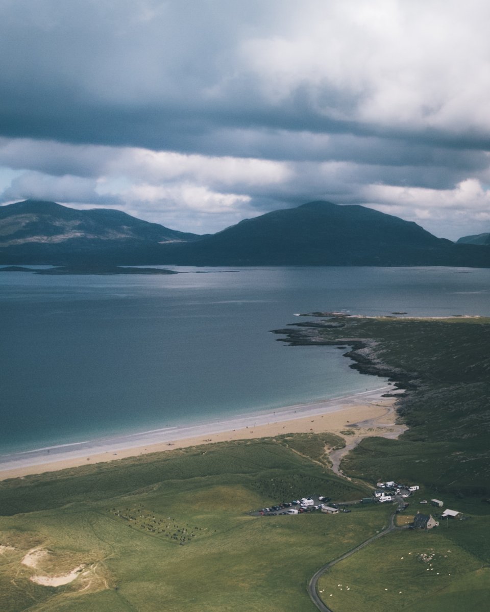 The_fizzler_'s tweet photo. Paradise..... 

The golden sands, turquoise waters and mountains of Harris make Luskentyre beach one of the most magical places to visit in the UK! If it isn't on your list of places to visit..... it should be!
#isleofharris #lewisandharris #Luskentyrebeach #Luskentyre #drones https://t.co/UOoWhIwne8