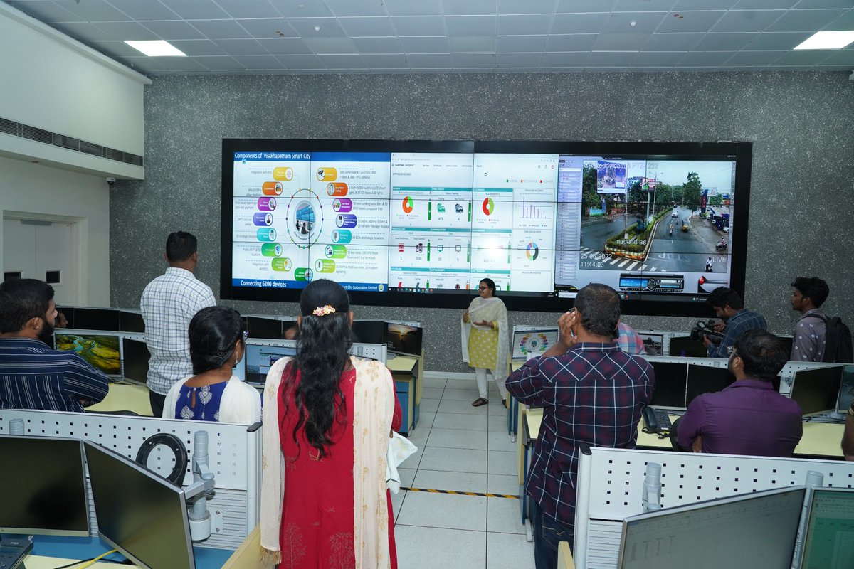 Citizens visit to Integrated Command Control Center(ICCC) as a part of SaatVarshKaHarsh- 100 cities celebrating the 7th Anniversary of Smart Cities Mission. #Visakhapatnam #SmartCitiesMission #SaatVarshKaHarsh #SabkaBharatNikhartaBharat @LAKSHMISHA_IAS