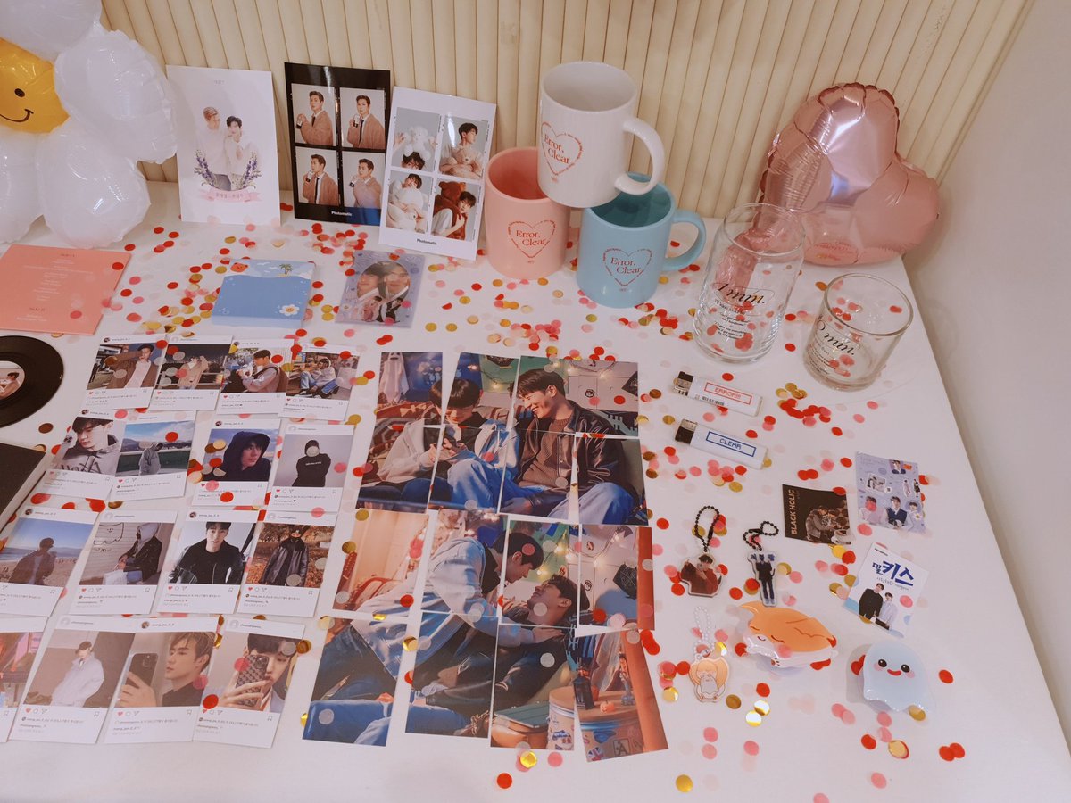 cottonbbaby's tweet photo. 어제 카페가서 청첩장도 받고 뭔가 결혼식 뒷풀에 온거처럼 즐기다 옴 ㅋㅋㅋ특전도 넘 이뿌고 트레카 모아서 미니 포스터도 받음 ㅋㅋ 카페도 너무 예뻤고 사진도 넘 정성스럽게 이뿌게 꾸며 놓으셔서 잘 보고 왔습니다 
예쁜카페 이벤트 감사합니다🥰🥰
#Errorcode_9377 https://t.co/VM9AZaZmRH
