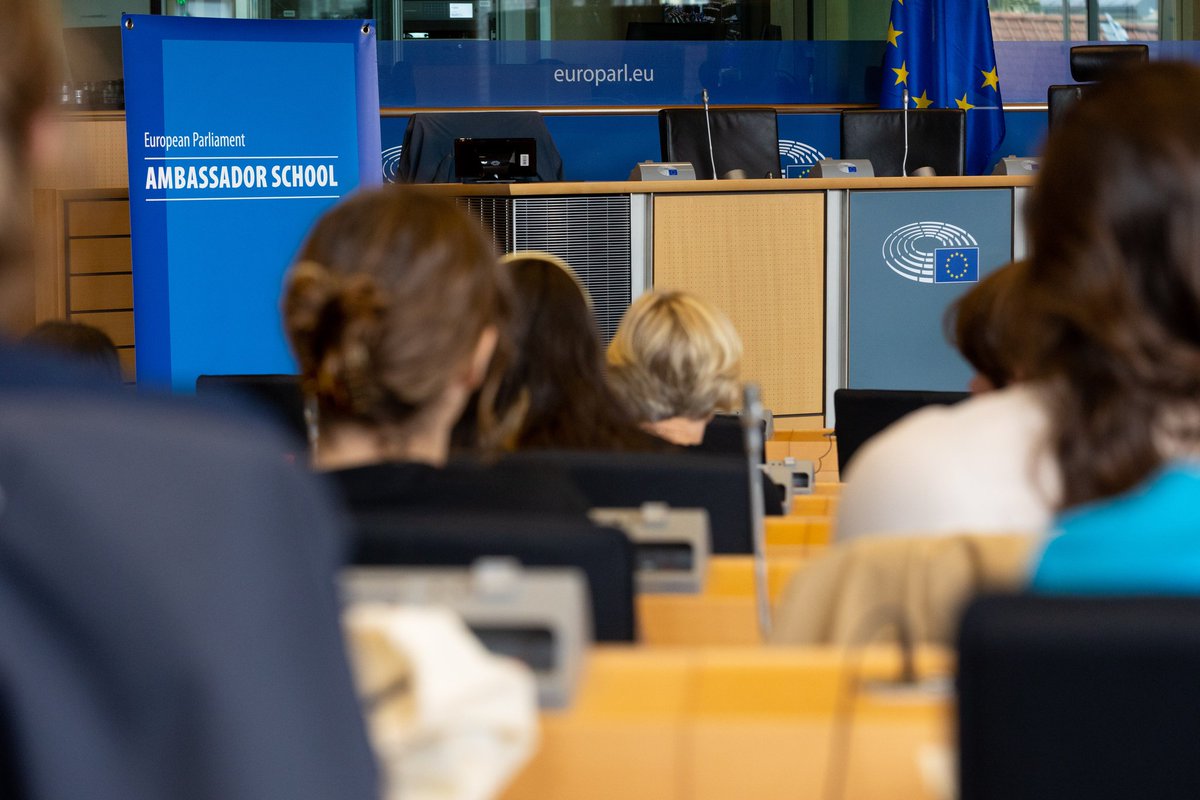 pyvoisin's tweet image. Great award ceremony with 19 Belgian schools at @Europarl_BE. Very rewarding to exchange with motivated senior and junior ambassadors. Kudos for your engagement ! Bring Europe into the classroom. #EuropeanParliamentAmbassadorSchools #EPAS #EPASbe #TopJob