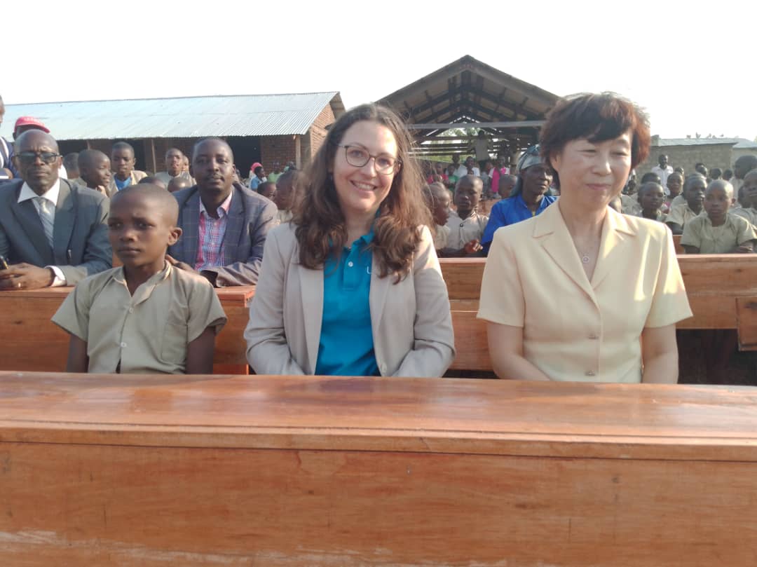 UNICEF_Burundi's tweet photo. 215 school desks donated by @AmbChineBurundi to @MESRS4, were delivered to Mudubugu school in @BubanzaProvince with the support of @UNICEF in #Burundi. This donation will support @BurundiGov's daily efforts to improve learning conditions for all the children in the country https://t.co/rKj6jwpCdI