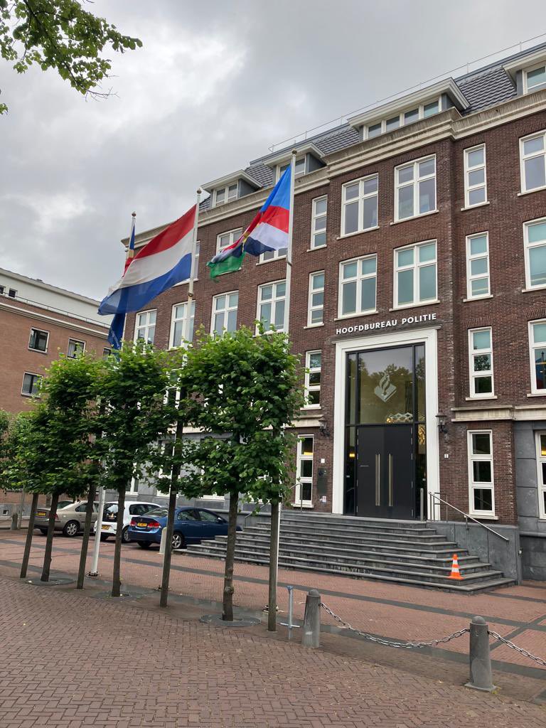 Op #veteranendag hijsen we bij @politie de veteranenvlag. Als eerbetoon aan veteranen die zijn ingezet in dienst van de vrede, nu en in het verleden. Want zoals veteraan en oud-collega <a href="/SandraKeijer/">Sandra Keijer</a> zegt: ‘Onze vrijheid begint bij die van een ander.’ tinyurl.com/2av34295