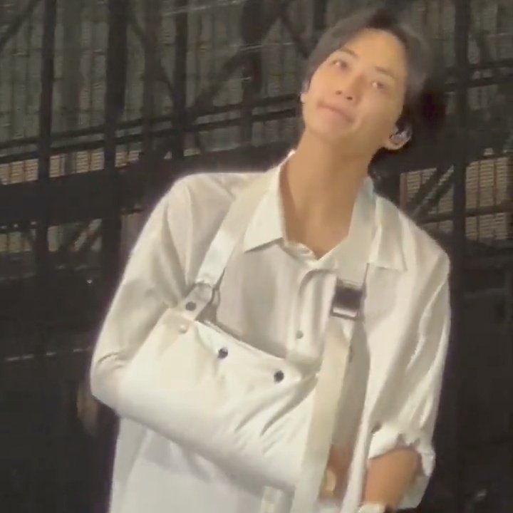 hanniefolder's tweet photo. i love him so much 🤍 @pledis_17 https://t.co/MjBYdGvJvU