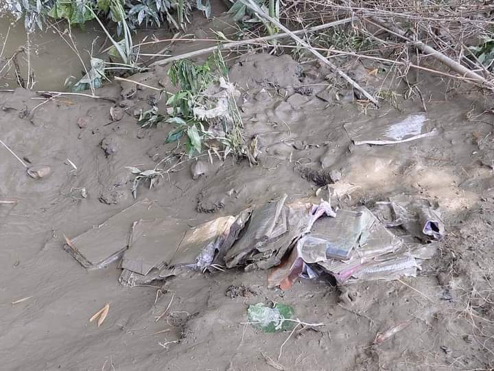 MicoSaikia's tweet photo. Gauhati University must not ignore the current situation of flood, Student don't have books, uniform, environment to study.Either Cancel Under Graduate final year examinations or make a alternative way. 
#CANCELEXAMS 
#GUAGAINSTEXAMS 
#FloodinAssam @ranojpeguassam 
@himantabiswa https://t.co/f1SuUTTCZB