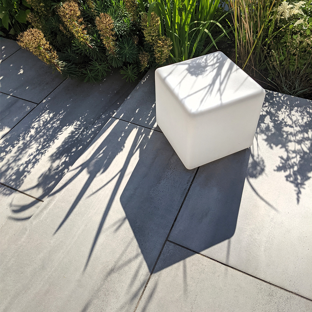 KirmanDesign's tweet photo. PEEPED: Light and shadow
Shadows on bright porcelain paving form a silhouette of the various textures and forms of the planting design. It makes for a pretty handy little seat too! 

https://t.co/lztujeOdPx https://t.co/s8JLQwSa5t