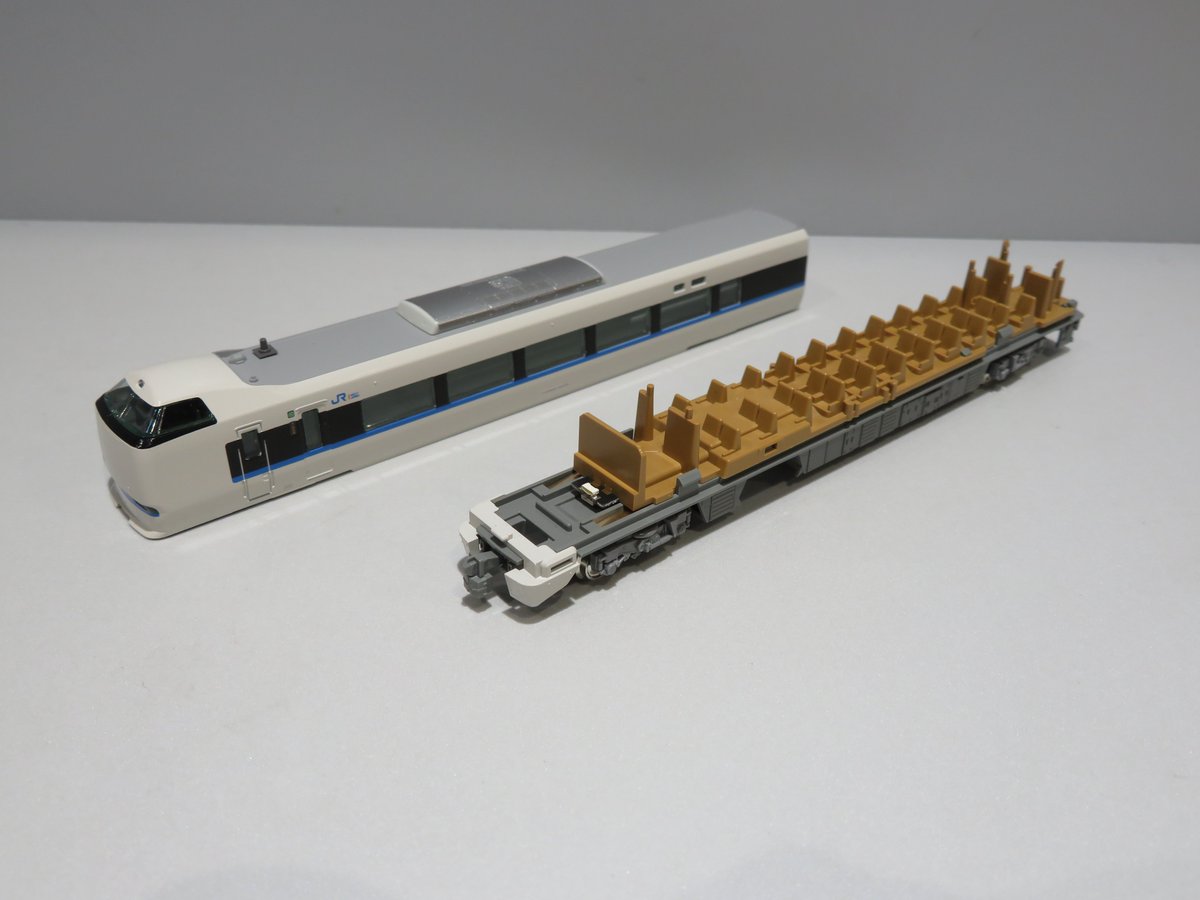 E様✩︎⡱ ヨンダバといえば」な貫通先頭車顔のクロ683。 内装は茶色のパーツで