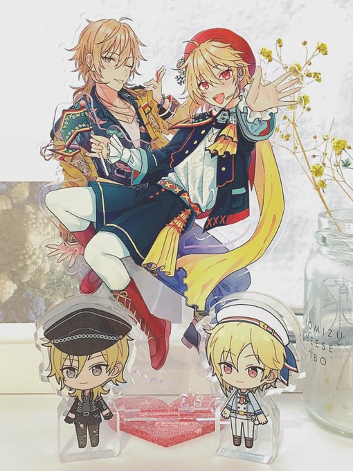 自分が欲しくてフィーチャー薫なずBIGアクスタ作った🎶
デカい❣️サイコ〜❣️印刷もくり抜き部分もめちゃくちゃ綺麗❣️
💖の台座で連結できる仕様✨

印刷:yousei印刷(@yousei_info )さま 