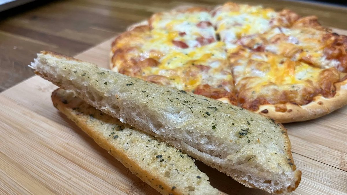 We now have the perfect side to serve with our pizzas. Garlic Ciabatta 😋 
Give one a try on your next visit 😀 

#casematesstudio #studiocafe #studipizza #garlicciebatta
