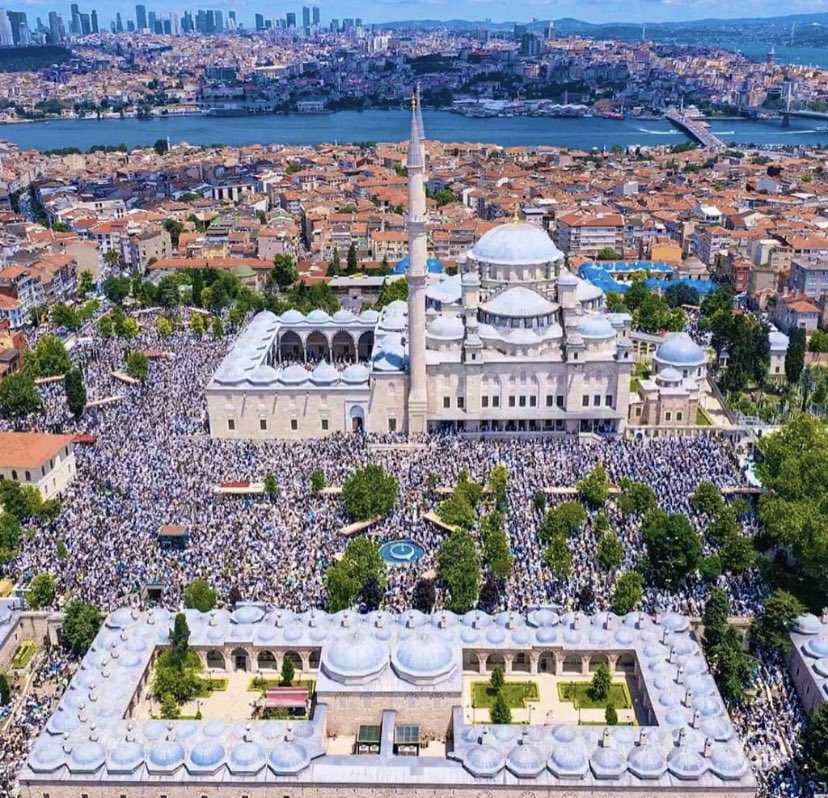 Ey millet, uyan!Cehline kurban gidiyorsun!
İslam'ı da 'batsın!' diye tutmuş yediyorsun
Allah'tan utan;bari bırak dini elinden...
Gir leş gibi topraklara kendin gireceksen
Lakin,ne demek bizleri Allah ile iskat 
Allah'tan utanmak da olur ilm ile...Heyhat!
M.A #TarikatlarKapatılsın