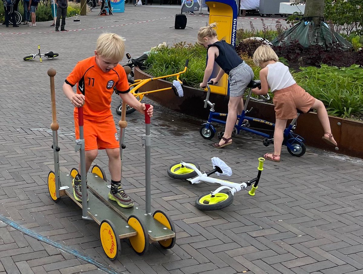 cycle_fun's tweet photo. Waar is het fietsfeestje 🏁🥳🚴‍♀️🚴 …. @fietsfestival in Zwolle! We vieren de fiets en het 50 jarig bestaan van de @fietsersbond. Gefeliciteerd @fietsersbond 🎉🎊🎈

#funbiking #fietsplezier #sportenspel #bewegen #fietsen #duurzaam #mobiliteit #cyclingunites #randprogramma https://t.co/jdGf3UzRqx