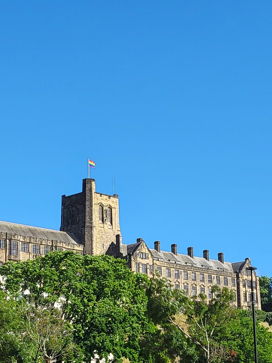 TheSexNurseRich's tweet photo. Just arrived at the beautiful rainbow filled city of Bangor 😁🌈. GREAT to see @BangorUni flying the flag proudly! Going to be a good day!! @OlwenOlwen @TeamPrepster @NorthWalesPride #sexualhealth https://t.co/QKSlG1s1fy