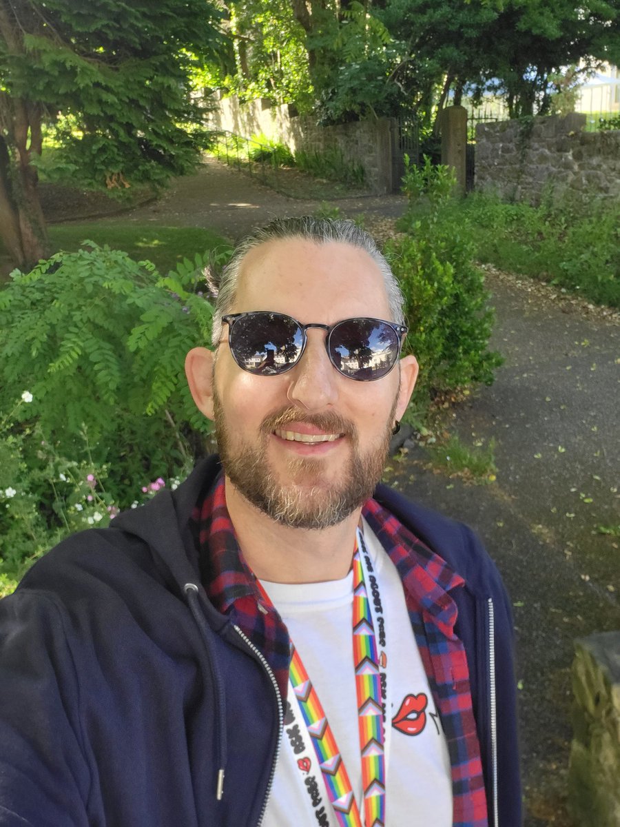TheSexNurseRich's tweet photo. Just arrived at the beautiful rainbow filled city of Bangor 😁🌈. GREAT to see @BangorUni flying the flag proudly! Going to be a good day!! @OlwenOlwen @TeamPrepster @NorthWalesPride #sexualhealth https://t.co/QKSlG1s1fy