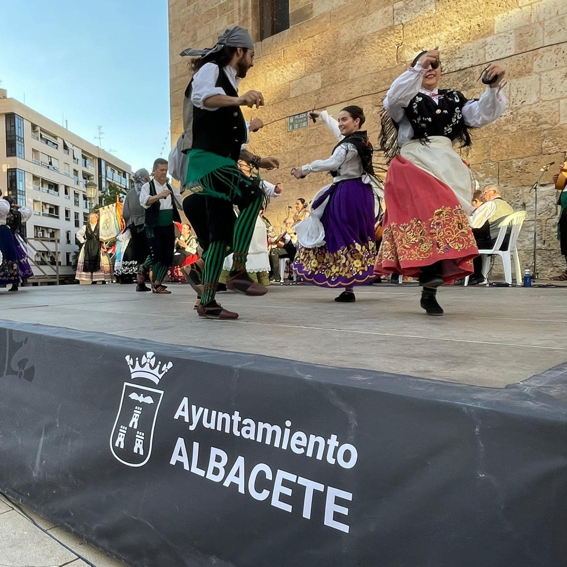 AytoAlbacete's tweet photo. 🔥#SanJuan llena de #folklore #Albacete
✅Los grupos de #Magisterio, #ElTrillo y #RaícesdelLlanos hicieron disfrutar al público.
👉🏻Hoy nueva cita a las ⏰22.30 h. con el 34º Festival Nacional de Folklore: #Magisterio y #NtraSraPrado de Ciudad Real
📍Plaza Virgen de los Llanos https://t.co/rlfjuBc3aE