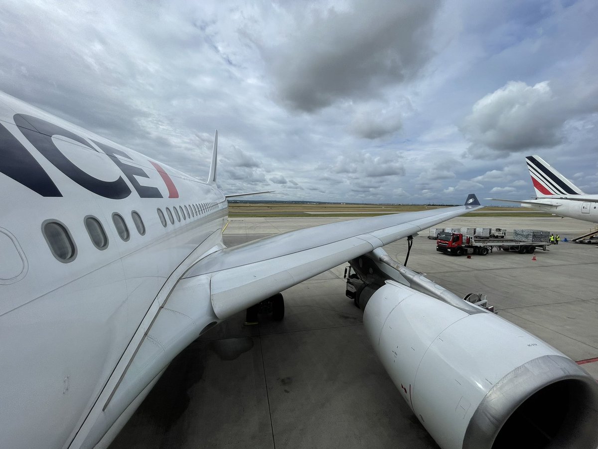 NewcastleFlyer's tweet photo. Hello from onboard Air France flight #AF498 from Paris Charles de Gaulle to St Maarten onboard 20.3 year old A330-200 F-GZCE! https://t.co/Rfige7zWxt