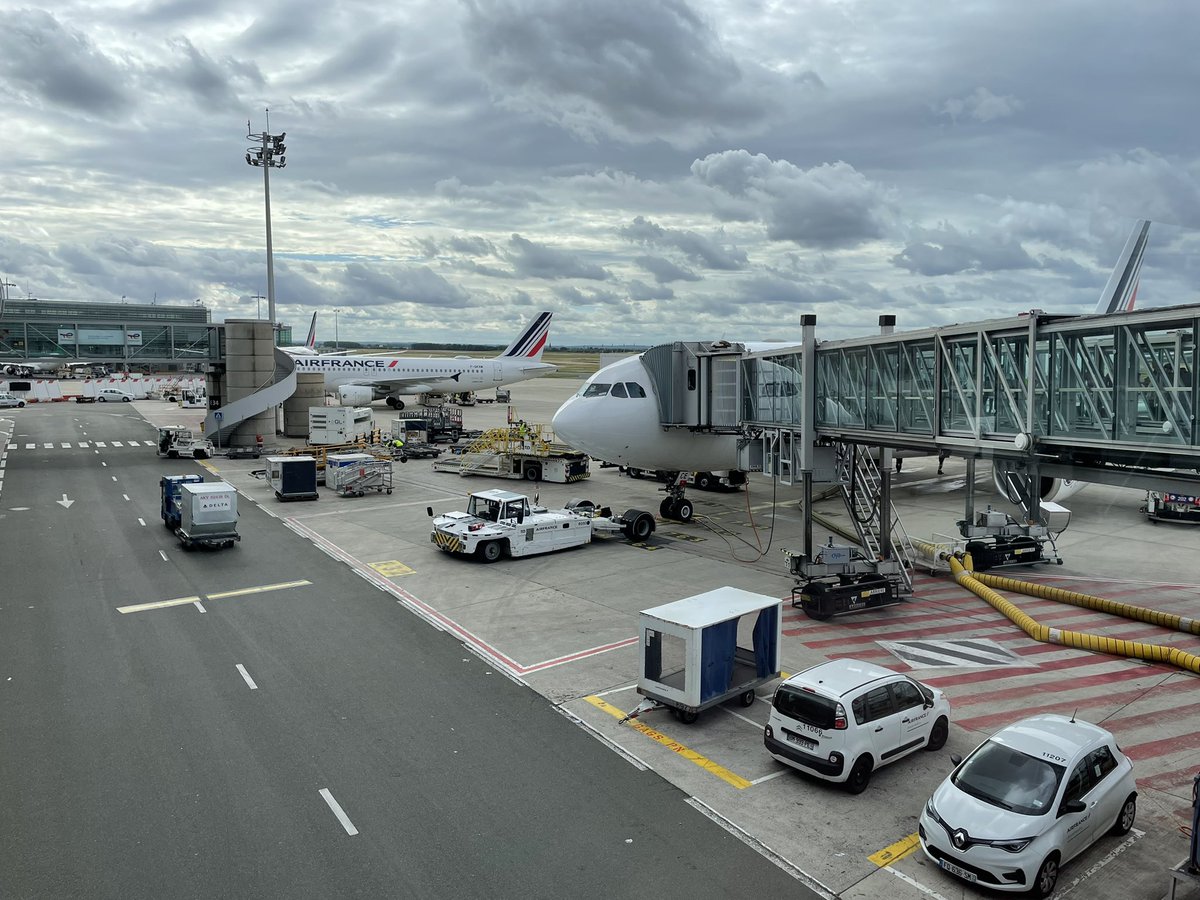 NewcastleFlyer's tweet photo. Hello from onboard Air France flight #AF498 from Paris Charles de Gaulle to St Maarten onboard 20.3 year old A330-200 F-GZCE! https://t.co/Rfige7zWxt