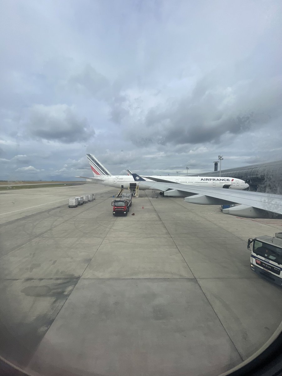 NewcastleFlyer's tweet photo. Hello from onboard Air France flight #AF498 from Paris Charles de Gaulle to St Maarten onboard 20.3 year old A330-200 F-GZCE! https://t.co/Rfige7zWxt