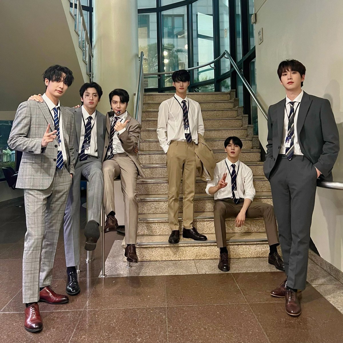831x010's tweet photo. mesmerized universe with suit-tagon! it was a happy stage filled with universe's cheering! should we have another stunning yet glorious summer with PENTAGON again this year? 🤔 https://t.co/Bvn9LbuYAd