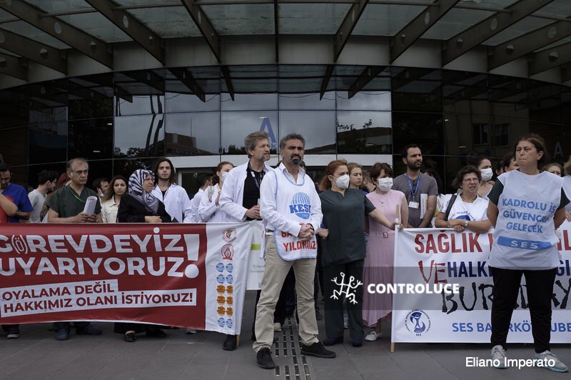 AgControluce's tweet image. #Health #workers #protest outside the #Bakirkoy #Hospital in #Istanbul, #Turkey, on June 15, 2022 against low wages, heavy workload and violence in health.
📷 @elianoimperato #controluceagency