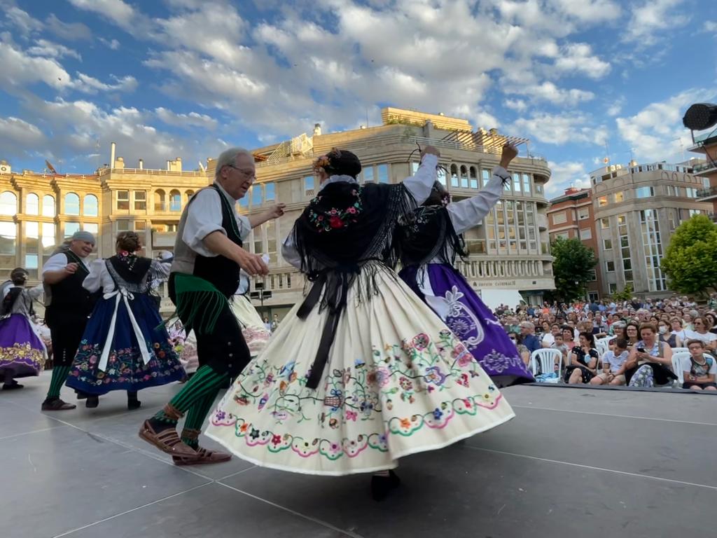 AytoAlbacete's tweet photo. 🔥#SanJuan llena de #folklore #Albacete
✅Los grupos de #Magisterio, #ElTrillo y #RaícesdelLlanos hicieron disfrutar al público.
👉🏻Hoy nueva cita a las ⏰22.30 h. con el 34º Festival Nacional de Folklore: #Magisterio y #NtraSraPrado de Ciudad Real
📍Plaza Virgen de los Llanos https://t.co/rlfjuBc3aE
