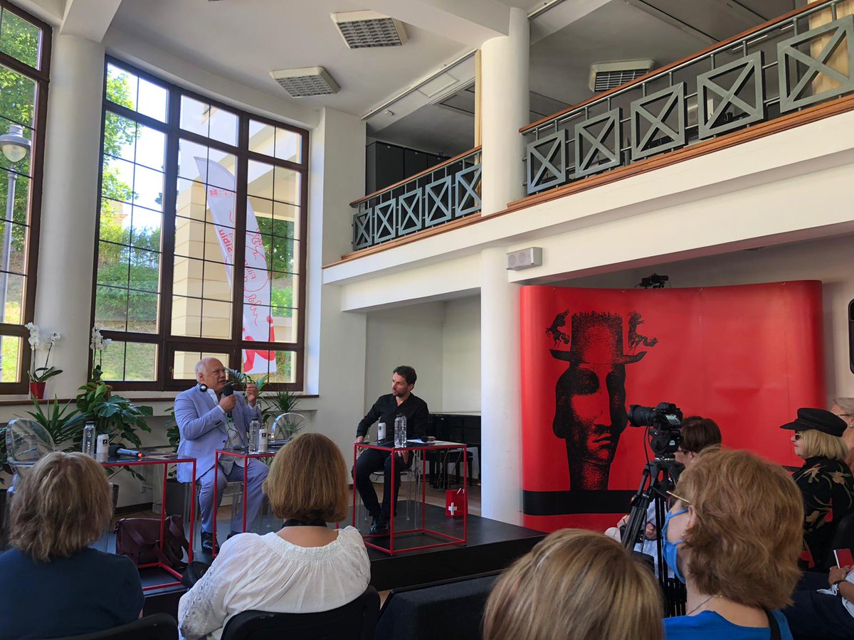 CFaudry's tweet photo. 'Le théâtre est le lieu où le je devient un nous' @EESchmitt
à @FITSibiu. 
Hâte de voir 'Monsieur Ibrahim...' ce soir et préparer la 🇫🇷 invitée d'honneur à #SalonduLivre de #Belgrade en 2023 en 🇸🇰 ! 
#Teatroskop
#SpectacleVivant
#littérature
@IFsrbija https://t.co/95SWy9waS3