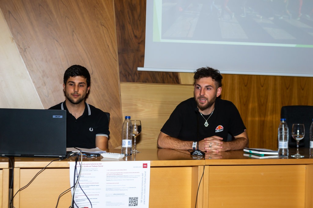PajarillosEduca's tweet photo. El martes asistimos a las Jornadas de Trabajo Social de la @feyts_uva para presentar el Proyecto Pajarillos Educa, mediante la charla "innovación social y red comunitaria para reducir la vulnerabilidad social. Los
Laboratorios de Arte y Transformación Educativa (LATE)". https://t.co/hsifgE2eYW